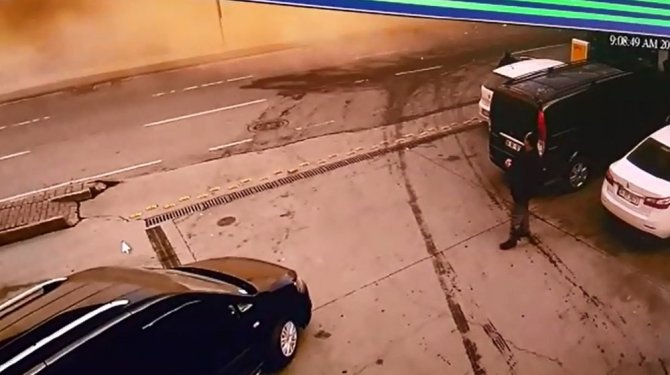 Beyoğlu’nda 3  katlı bina çöktü: 2 kişi yaralı