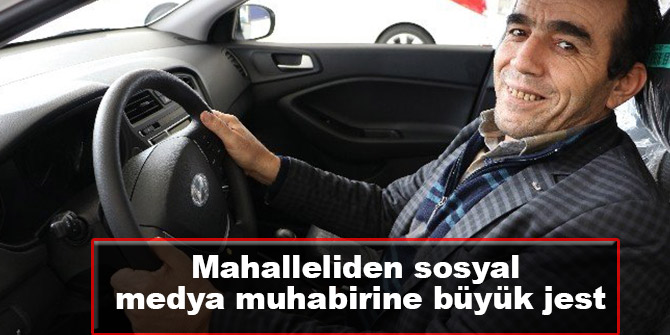 Mahalleli muhabirine sıfır otomobil hediye etti