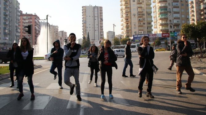 Adana'da dans tutkunu bir grup genç kırmızı ışıkta dans ettiler