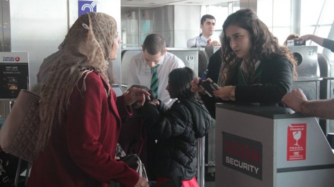 Yasaklı ülkelerin yolcuları ABD’ye alınmaya başlandı