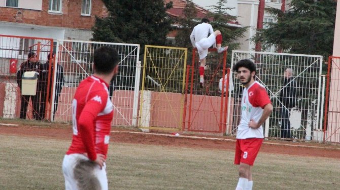 Kırmızı kart gören futbolcu tellerin üstünden atladı