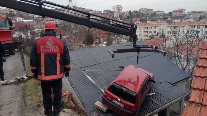 Kadın sürücü gecekondunun çatısına uçtu