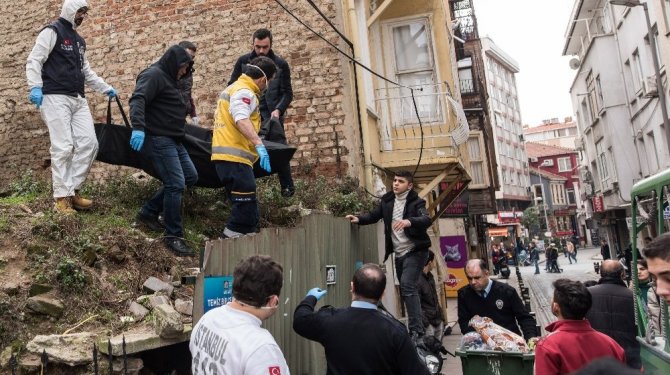 Evsiz şahıs sokakta ölü bulundu