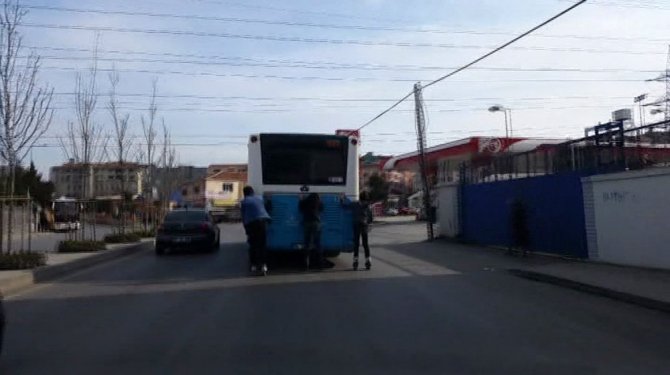 Hem trafik güvenliğini hem de kendi canlarını tehlikeye attı