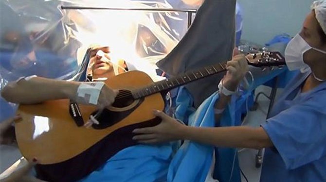 Beyin ameliyatı sırasında gitar çaldı