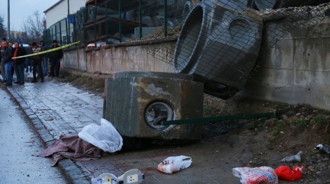 Kepçe operatörünün dikkatsizliği can aldı: 1 ölü, 1 yaralı