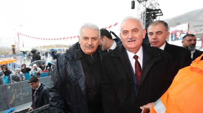 Başbakan Binali Yıldırım'a ikizi kadar benziyor