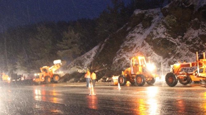 Facia teğet geçti: Tonlarca toprak yola kaydı