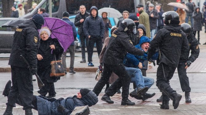 Beyaz Rusya’da vergi protestosuna yüzlerce tutuklama