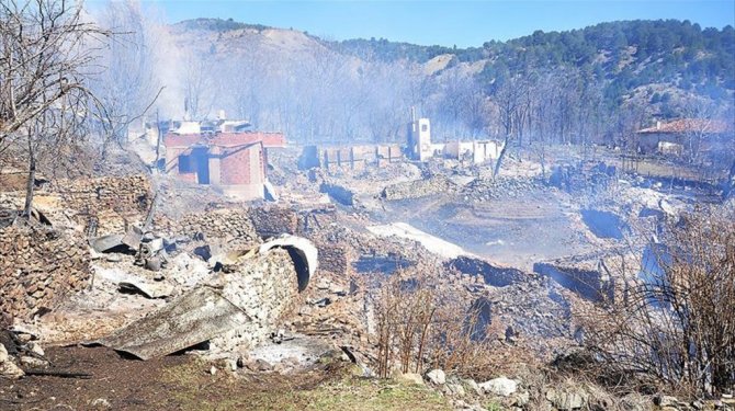 45 haneli köydeki 25 ev yandı