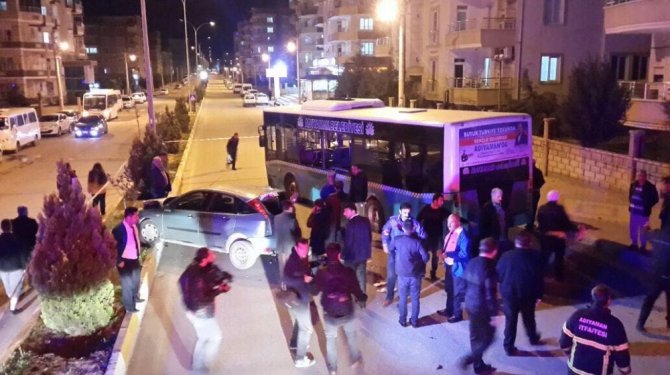 Zincirleme kazada 3'ü polis 4 kişi yaralandı