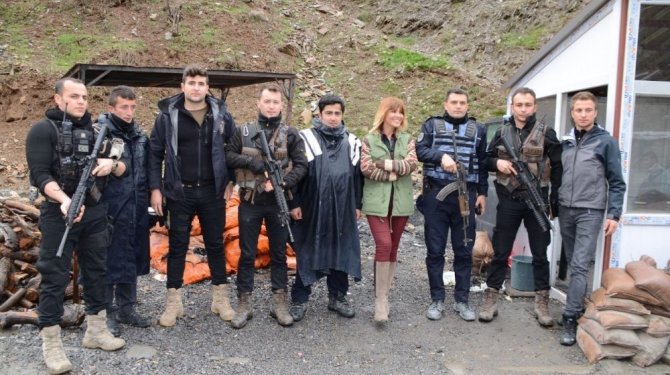 Gülben Ergen’den Hakkari’ye sürpriz ziyaret