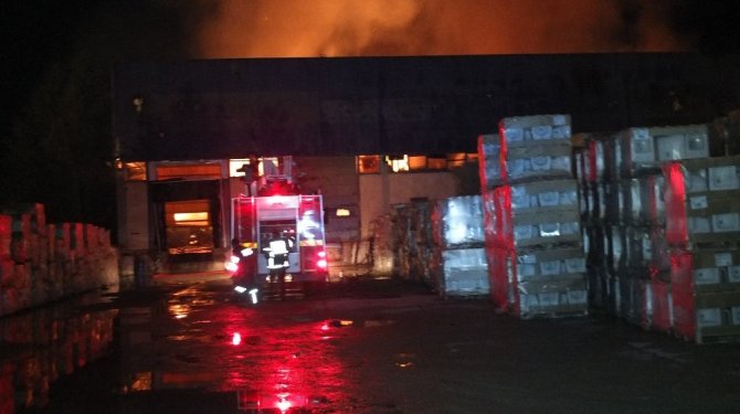 Gece vakti çıkan depo yangını korkuttu