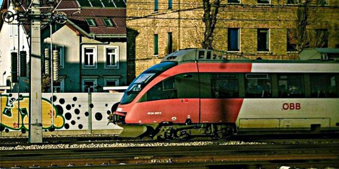 İKİ YOLCU TRENİ ÇARPIŞTI: 7 YARALI