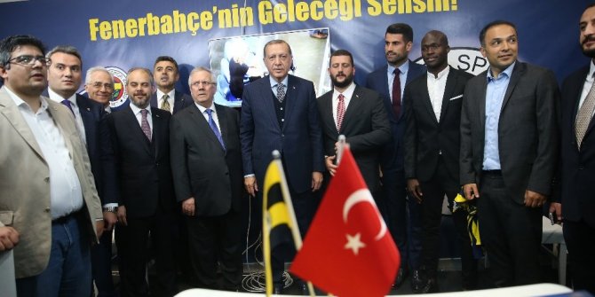 ERDOĞAN "HEDEF 1 MİLYON ÜYE" STANDINI ZİYARET ETTİ