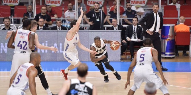 ANADOLU EFES FİNAL UMUDUNU SÜRDÜRDÜ