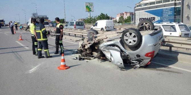 FRENİ KİLİTLENEN KAMYONA OTOMOBİL ÇARPTI: 1 ÖLÜ, 3 YARALI