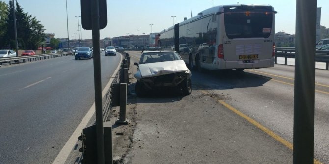 METROBÜS YOLUNDA TERK EDİLEN OTOMOBİL İLGİNÇ GÖRÜNTÜ OLUŞTURDU