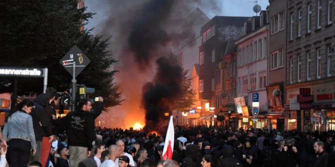 HAMBURG’DA CADDELER SAVAŞ ALANINA DÖNDÜ