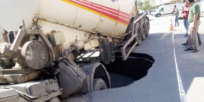 İSTANBUL’DA YOL ÇÖKTÜ