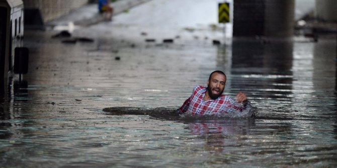 SEL SULARINDAN YÜZEREK KURTULDU