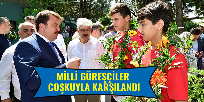 MİLLİ GÜREŞÇİLER COŞKUYLA KARŞILANDI