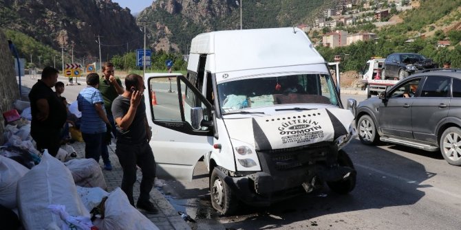 FINDIK İŞÇİLERİNİ TAŞIYAN MİNİBÜS KAZA YAPTI: 26 YARALI