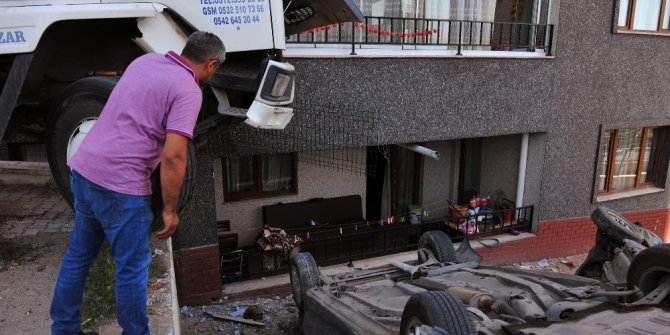 FRENİ BOŞALAN KAMYON EVE BÖYLE ÇARPTI