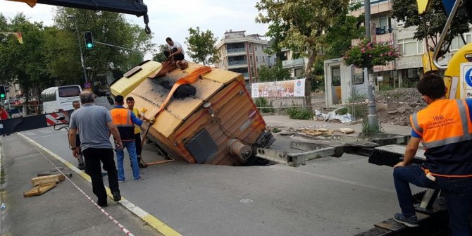 YOL ÇÖKTÜ KAMYON ÇUKURA DÜŞTÜ