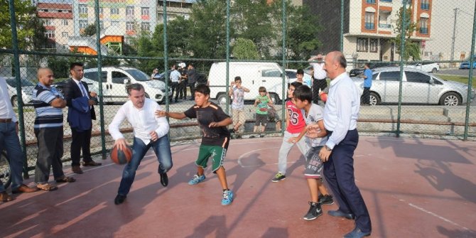 BAKAN BAK, ÇOCUKLARLA BASKETBOL MAÇI YAPTI