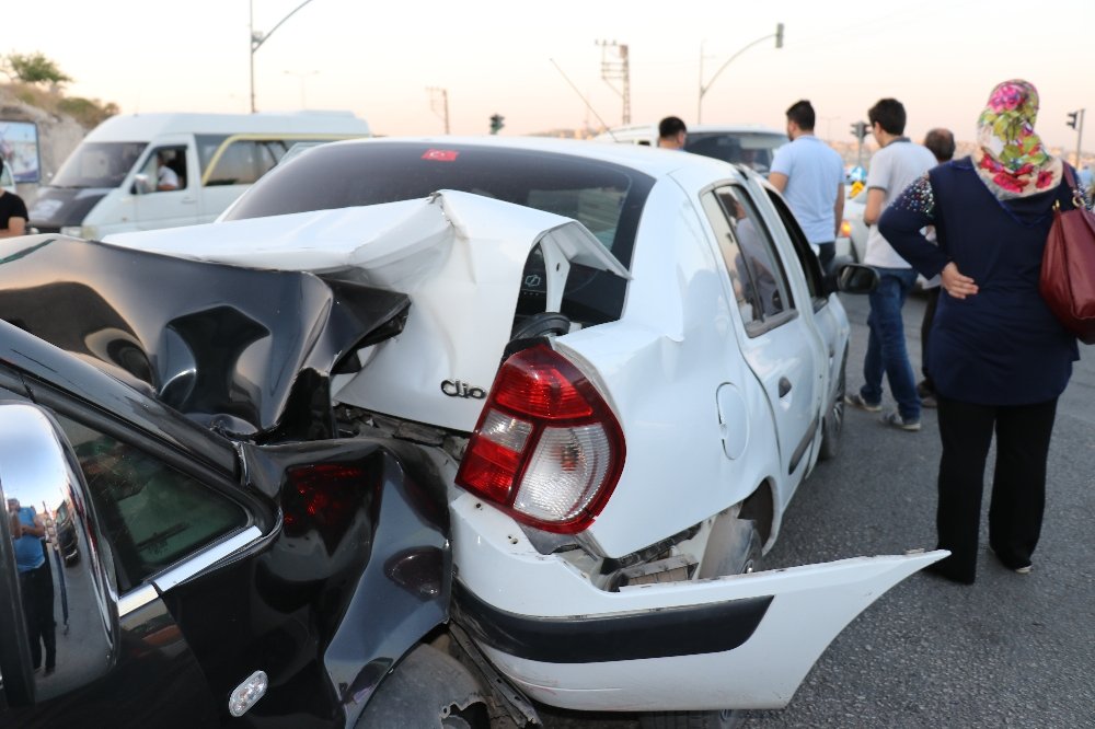 FRENİ BOŞALAN KAMYON ARAÇLARA ÇARPTI: 5 YARALI