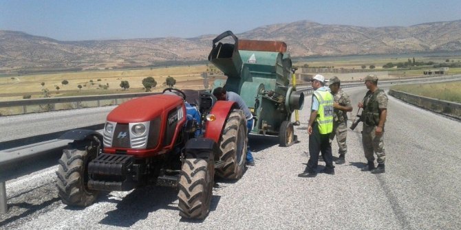 BAĞLI OLDUĞU TRAKTÖRDEN AYRILAN PATOS MAKİNESİ DEVRİLDİ