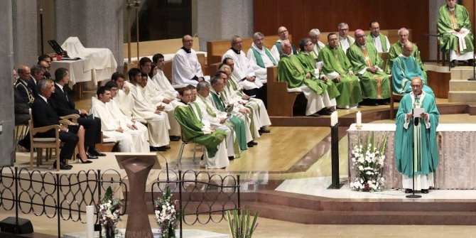 BARSELONA’DA TERÖR KURBANLARI İÇİN CENAZE TÖRENİ