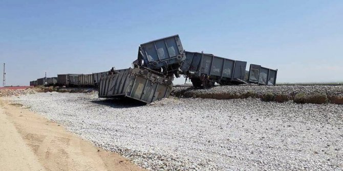 YÜK TRENİ RAYDAN ÇIKTI