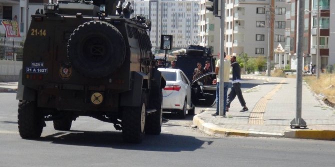 UYGULAMAYA TAKILDI, BAŞINA SİLAH DAYADI