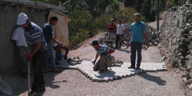 EKİNÖZÜ’NDE MAHALLELERE KİLİT PARKE TAŞI DÖŞENİYOR