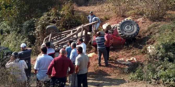 FINDIK YÜKLÜ TRAKTÖR DEVRİLDİ: 2 KİŞİ CAN VERDİ