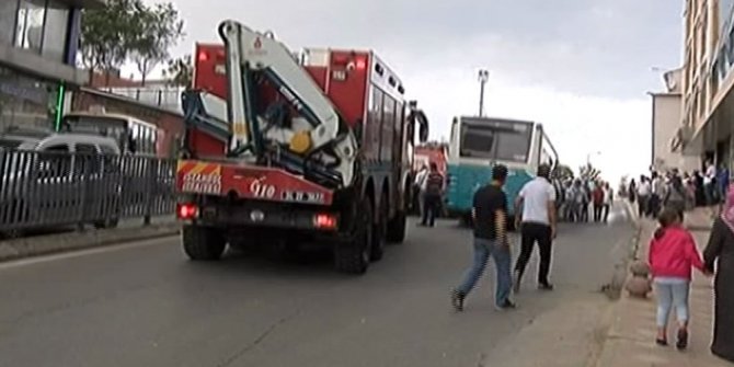 HALK OTOBÜSÜ BARİYERLERE ÇARPTI: 4 YARALI