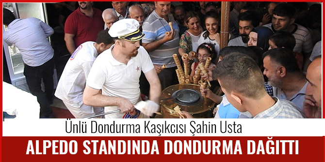 ÜNLÜ DONDURMA KAŞIKCISI ALPEDO STANDINDA  DONDURMA DAĞITTI