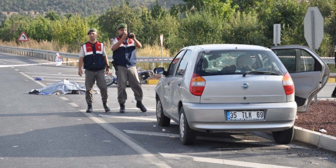 OTOMOBİL İLE MOTOSİKLET ÇARPIŞTI: 1 ÖLÜ, 4 YARALI