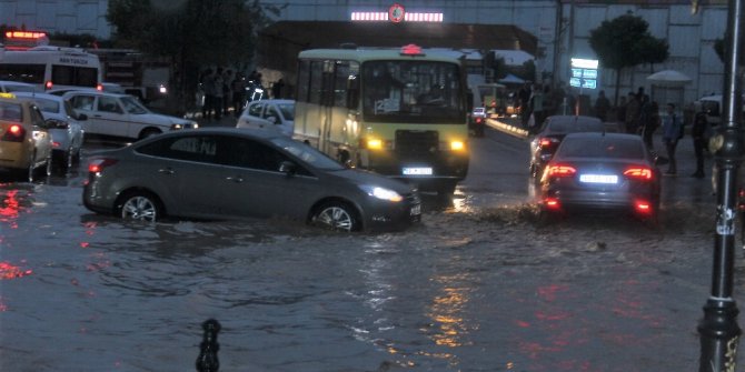 SÜRÜCÜLER GÖLE DÖNEN YOLLARDA MAHSUR KALDI