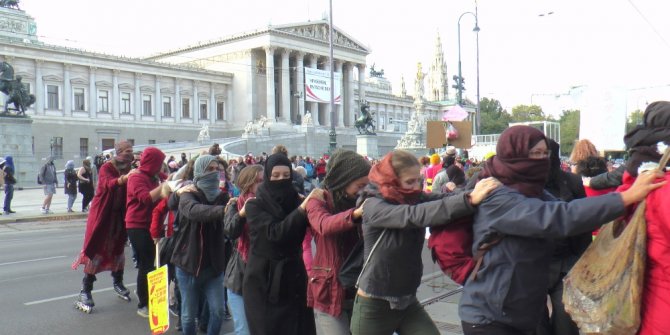 AVUSTURYA’DA YÜRÜRLÜĞE GİREN "BURKA KANUNU" PROTESTO EDİLDİ