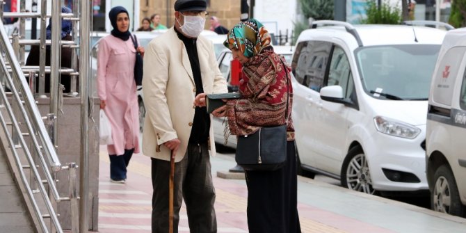 DİLENCİ KILIĞINA GİREN ZABITA BAKIN KAÇ LİRA TOPLADI