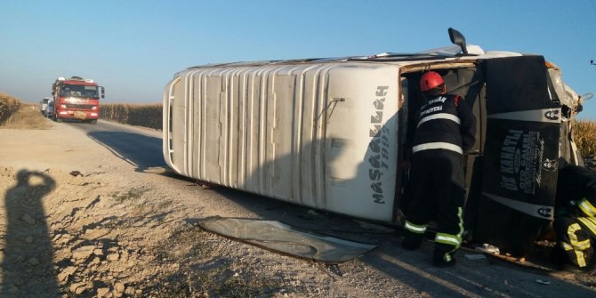 TARIM İŞÇİLERİNİ TAŞIYAN MİNİBÜS DEVRİLDİ: ÇOK SAYIDA YARALI VAR