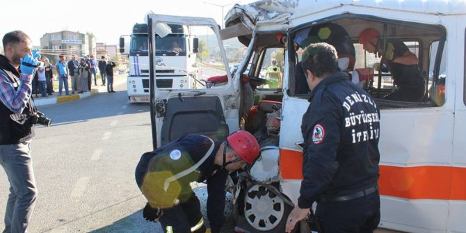 HAFRİYAT KAMYONU İLE MİNİBÜS ÇARPIŞTI: 1 ÖLÜ, 1 YARALI