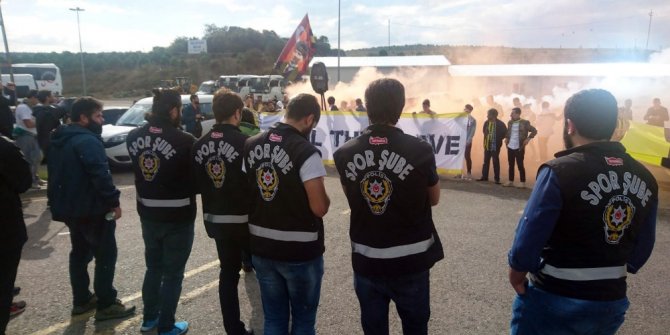 FENERBAHÇE TARAFTARLAR, DEMİRÖREN’İ İSTİFAYA DAVET ETTİ