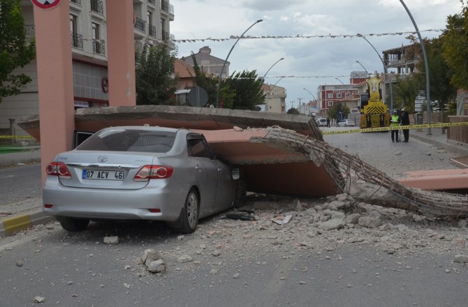 VİNCİN ÇARPTIĞI ÜST GEÇİT BÖYLE YIKILDI