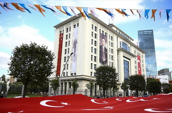 AK PARTİ'DE YENİLENME ÇALIŞMALARI SÜRÜYOR