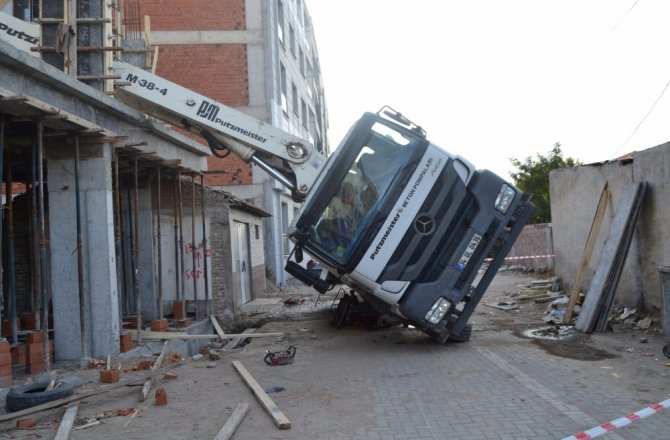 BETON POMPASI DEVRİLDİ: 1 ÖLÜ, 2 YARALI