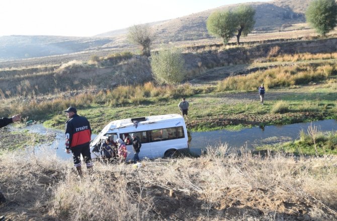 İŞÇİLERİ TAŞIYAN MİNİBÜS DEREYE UÇTU: 12 YARALI